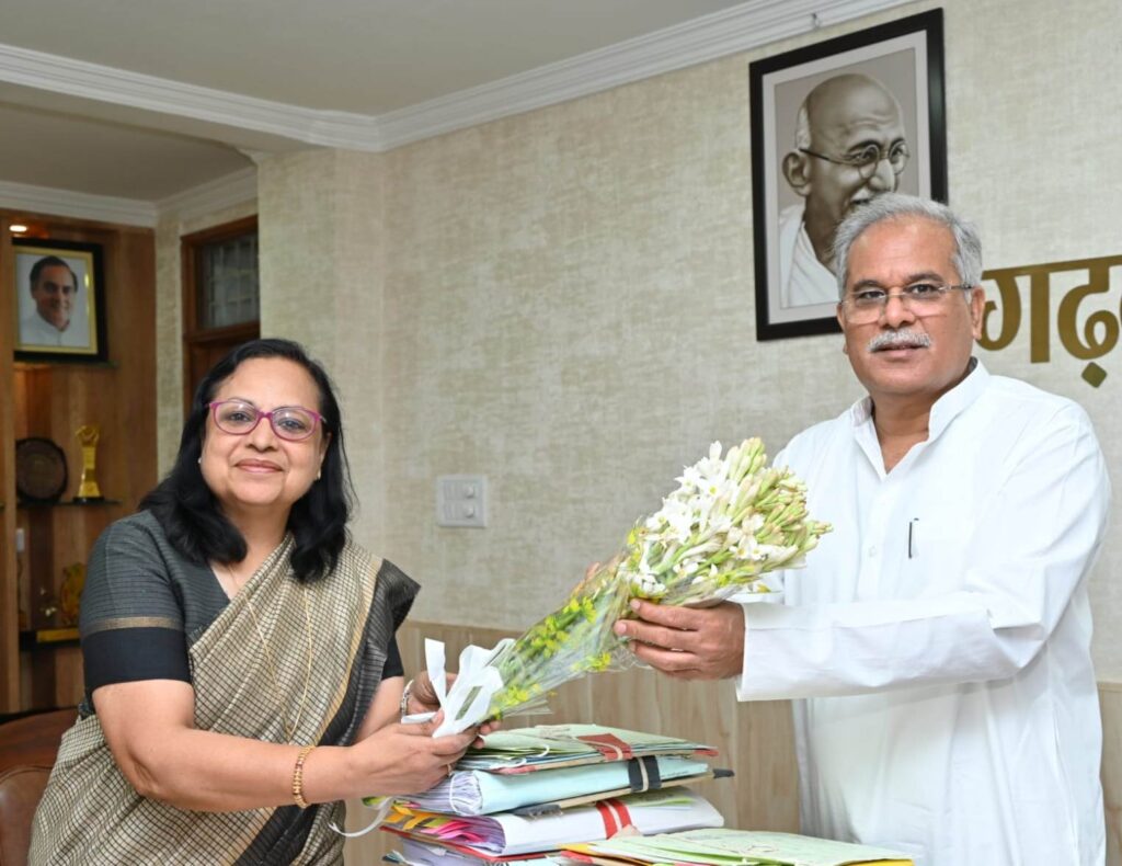 मुख्यमंत्री  बघेल से हेमचंद यादव विश्वविद्यालय की कुलपति ने की सौजन्य मुलाकात