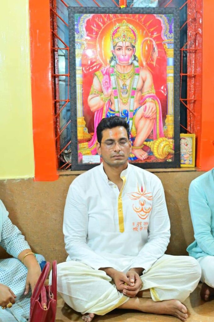 विधायक देवेंद्र यादव ने हाथ जोड़ कर श्री हनुमान जी से की प्रार्थना, भिलाइवासियो की खुशहाली मांगी,भक्तों को महाप्रसादी भी वितरित किए