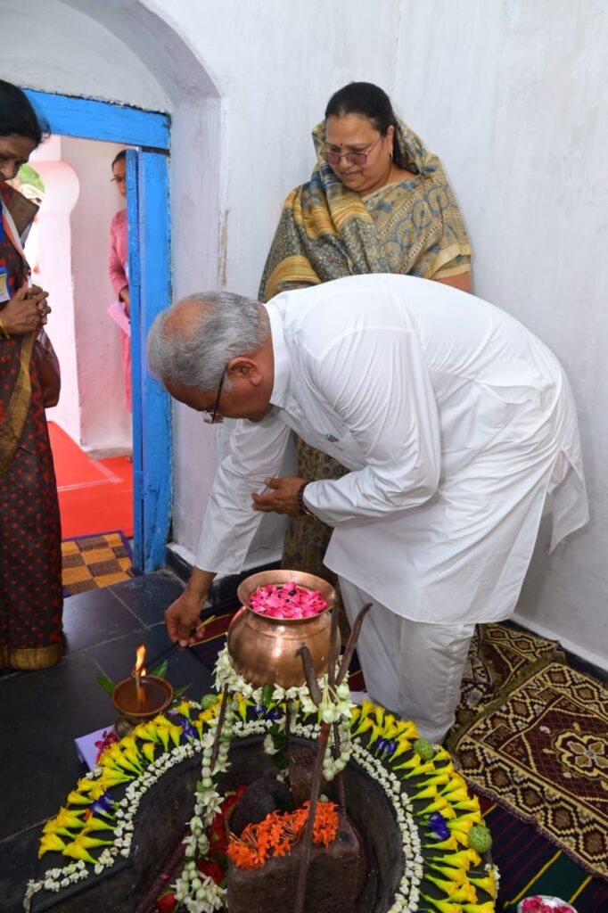 मुख्यमंत्री भूपेश बघेल ने सेमरा-बी के प्राचीन शिव मंदिर में की पूजा-अर्चना