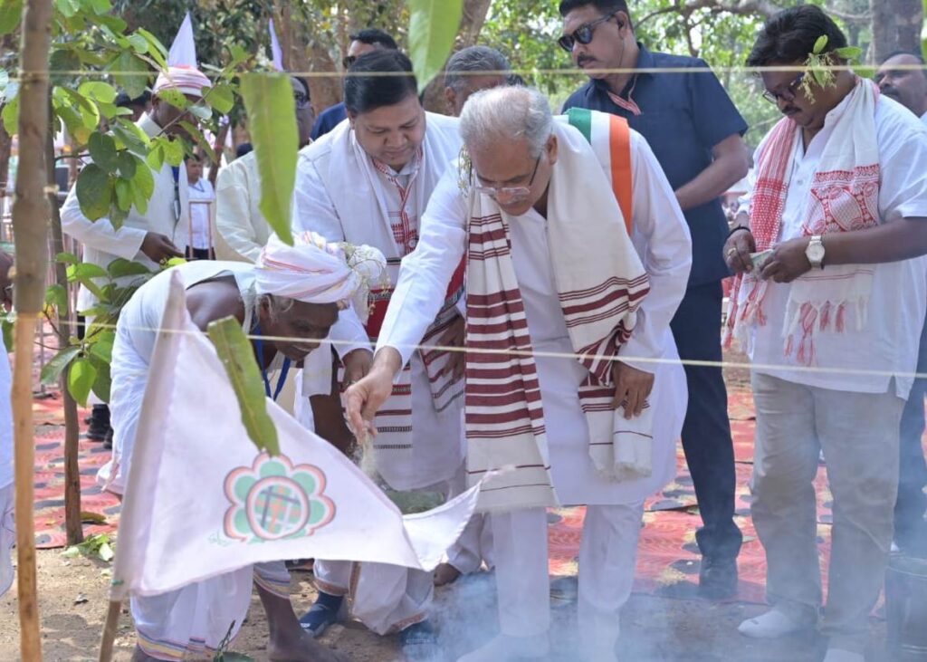 मुख्यमंत्री बघेल जशपुर में आयोजित सरहुल पर्व कार्यक्रम में शामिल हुए