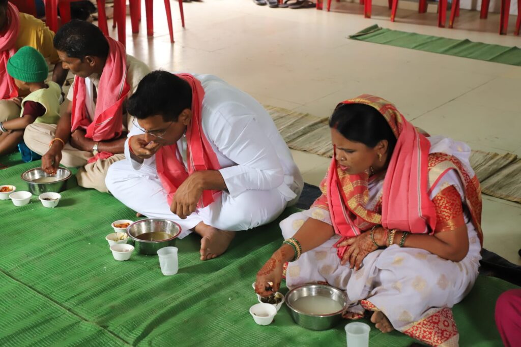 विधायक देवेंद्र यादव ने श्रमिकों के साथ खाया बोर बासी और आमा के चटनी,श्रमिक दिवस की दी बधाई