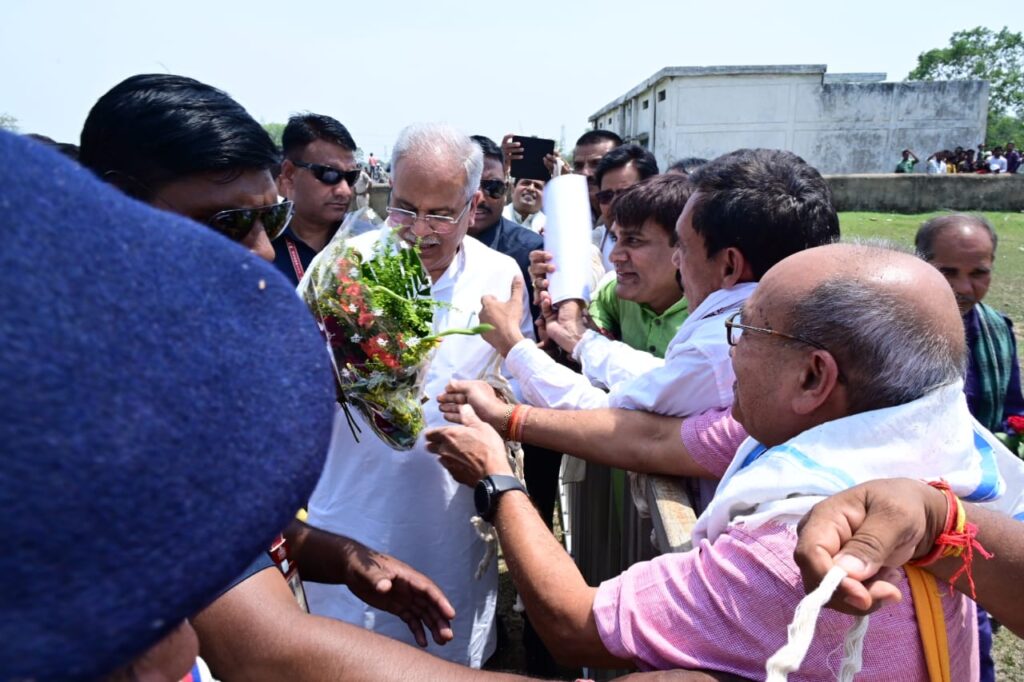 मुख्यमंत्री  भूपेश बघेल का हेलीपैड पर जोरदार स्वागत