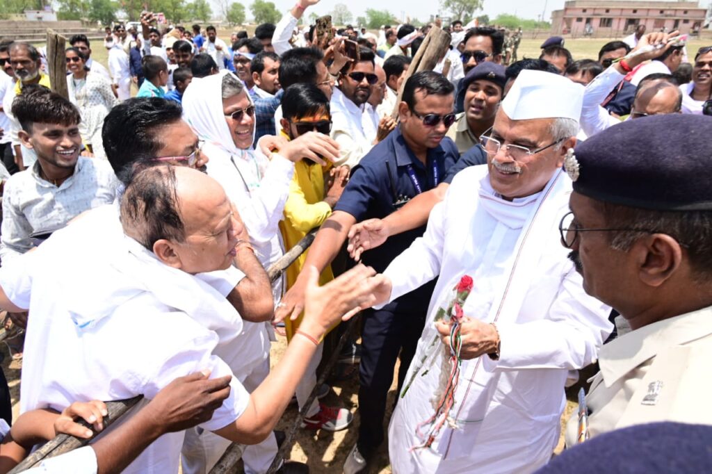 मुख्यमंत्री भूपेश बघेल का हेलीपैड पर आत्मीय स्वागत