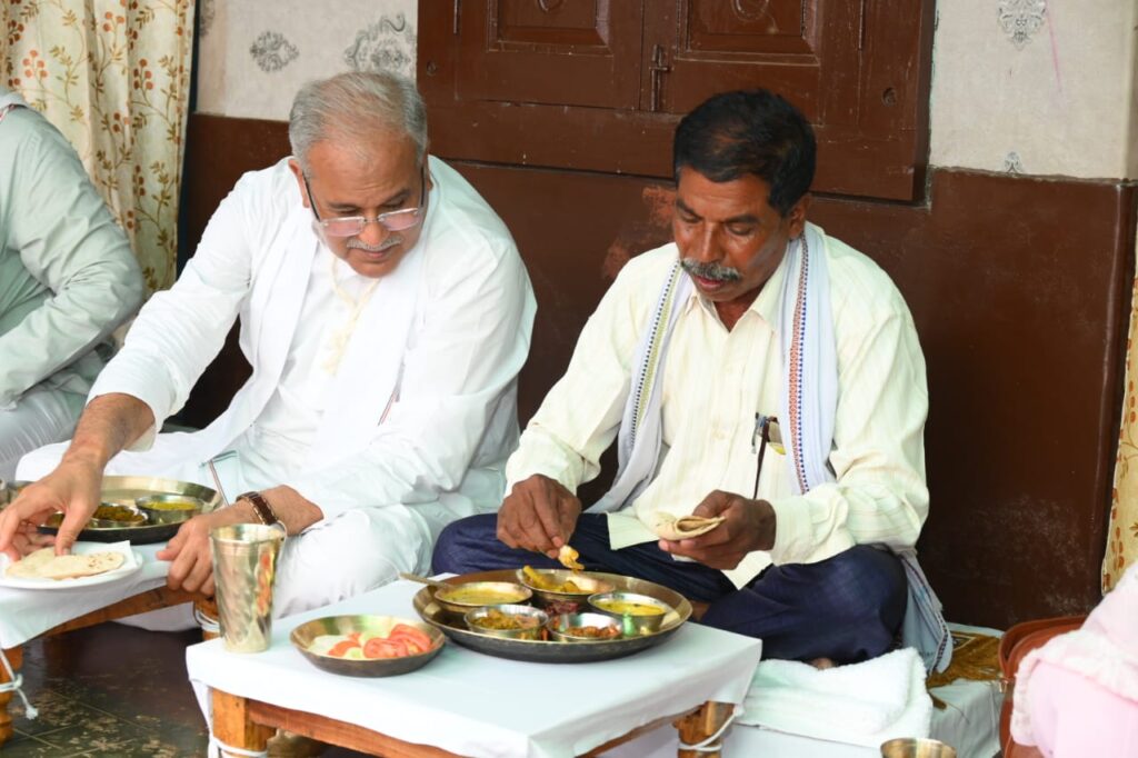 मुख्यमंत्री ने ग्राम भटगांव निवासी किसान  लखन लाल साहू के घर स्वादिष्ट छत्तीसगढ़ी भोजन का लिया स्वाद