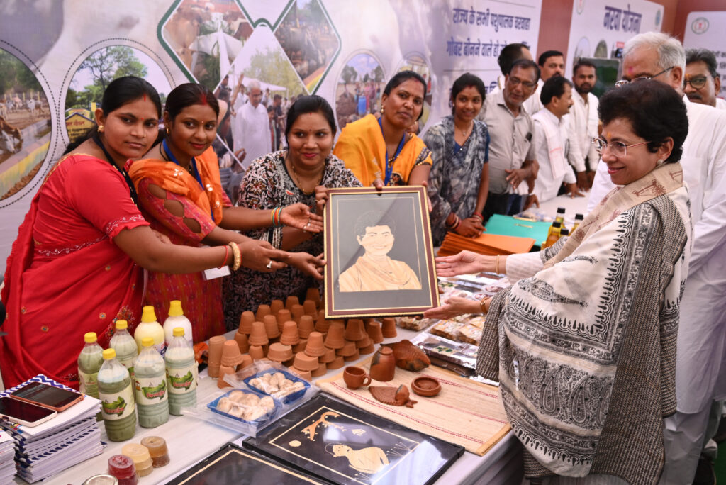 गौठान के महिला समूह ने मुख्यमंत्री बघेल को गोबर से बनी पेंटिग एवं पूर्व केन्द्रीय मंत्री सुश्री शैलजा कुमारी को पैरा आर्ट भेंट की