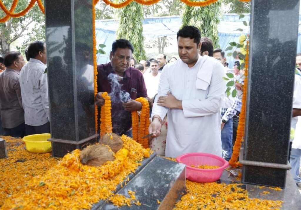 शहीद स्वर्गीय  नंदकुमार पटेल की पुण्यतिथि पर उच्च शिक्षा मंत्री  उमेश पटेल ने दी श्रद्धांजलि