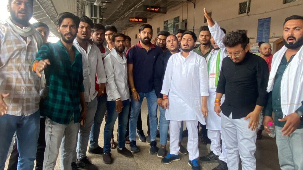 भारतीय जानता पार्टी के नेताओं की सद्बुद्धि के लिए NSUI ने किया हनुमान चालीसा का पाठ