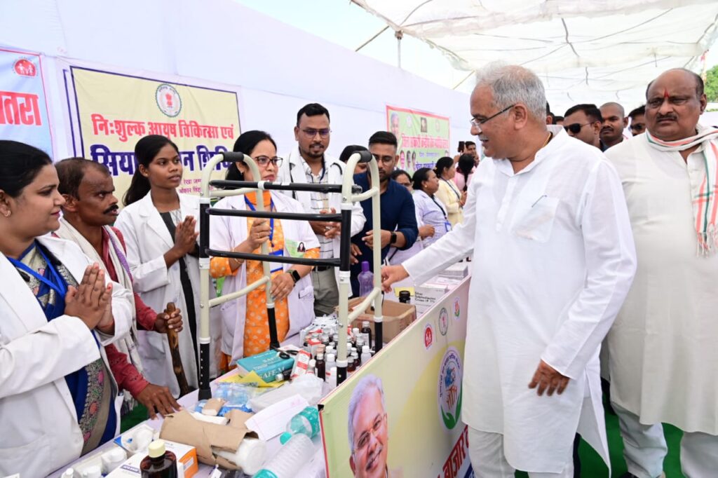 मुख्यमंत्री ने बेलतरा में विभिन्न योजनाओं के हितग्राहियो को समाग्री का वितरण किया