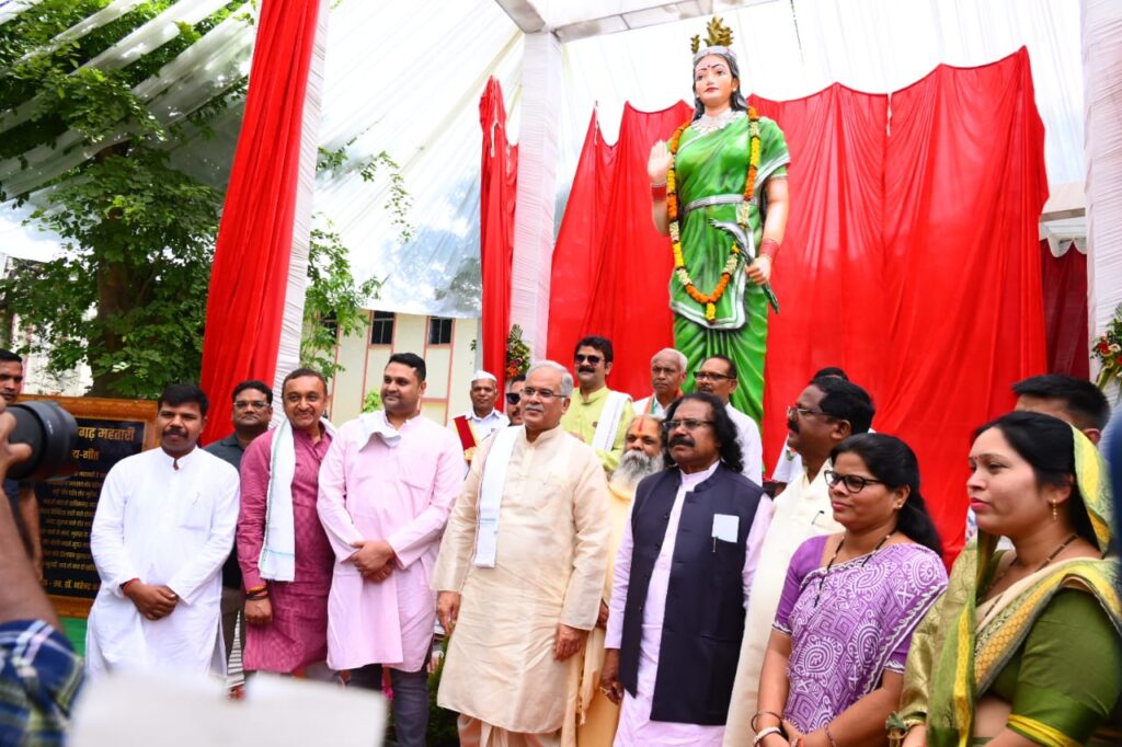 मुख्यमंत्री भूपेश बघेल ने जिला कार्यालय परिसर में राष्ट्रपिता महात्मा गांधी की प्रतिमा में पुष्प अर्पित करते हुए किया नमन