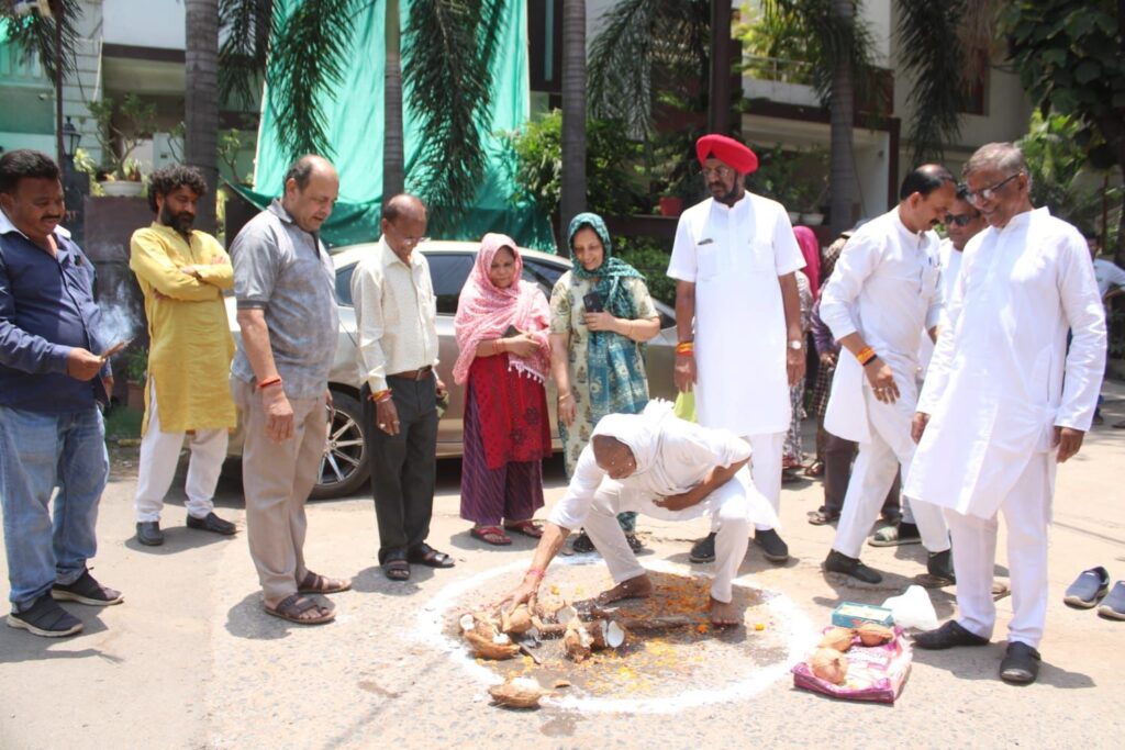 विधायक कुलदीप जुनेजा ने सेल टैक्स कॉलोनी में 60लाख के सड़क डामरीकरण कार्य का किया भूमिपूजन