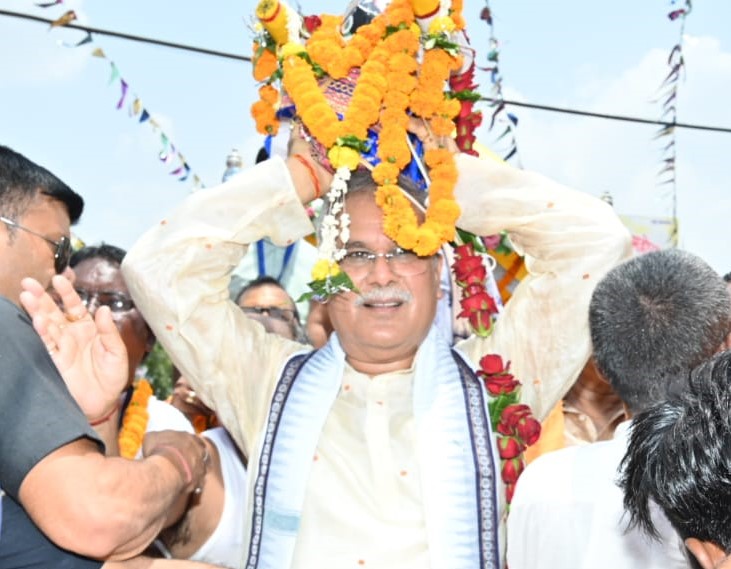 मुख्यमंत्री  भूपेश बघेल ने गायत्री नगर स्थित जगन्नाथ मंदिर में रथयात्रा के शुभारंभ के अवसर पर की पूजा-अर्चना