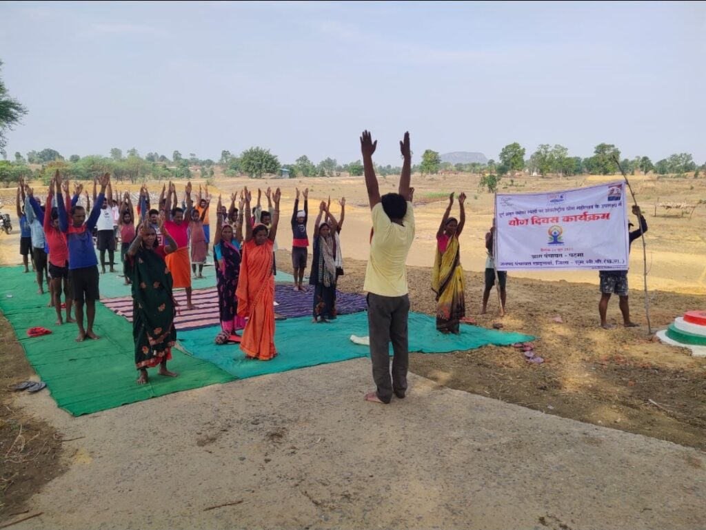 अमृत सरोवरों के तट पर पूरे उत्साह से ग्रामीणों ने मनाया विश्व योग दिवस, सीखे नए-नए आसन