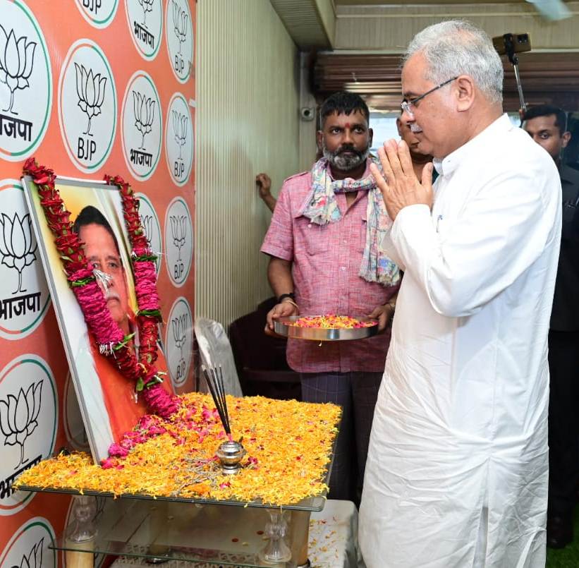 मुख्यमंत्री बघेल ने स्वर्गीय विद्यारतन भसीन के  निवास पहुंचकर उन्हें दी श्रद्धांजलि