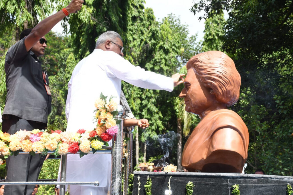 पेंड्रा में मुख्यमंत्री बघेल ने इंदिरा उद्यान में पूर्व प्रधानमंत्री स्व.श्रीमती इंदिरा गांधी की प्रतिमा का अनावरण किया