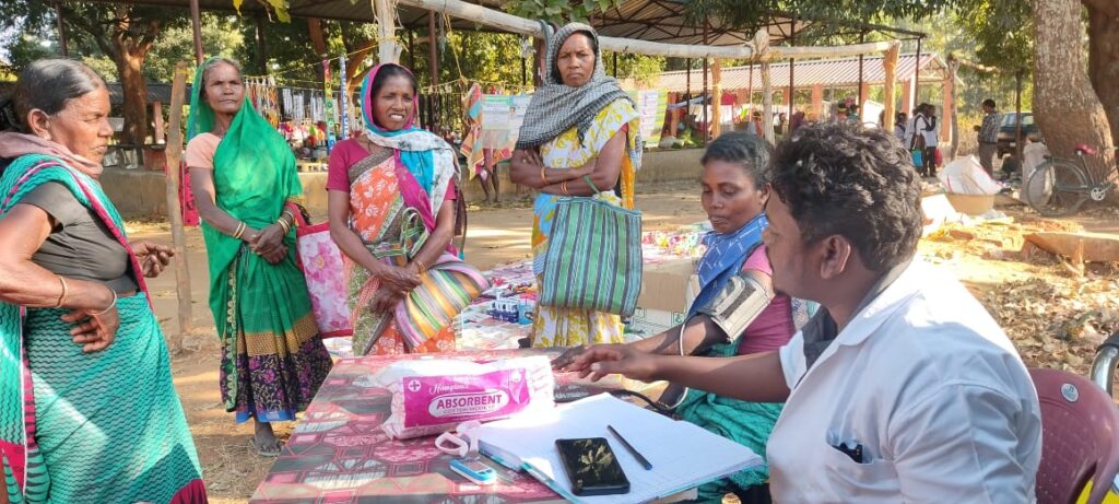 मुख्यमंत्री हाट बाजार क्लीनिक योजना का लाभ दुर्गम क्षेत्र के ग्रामीणजनों को भी मिला शिविर लगाकर 6 लाख 64 हजार ग्रामीणों किया गया स्वास्थ्य जांच