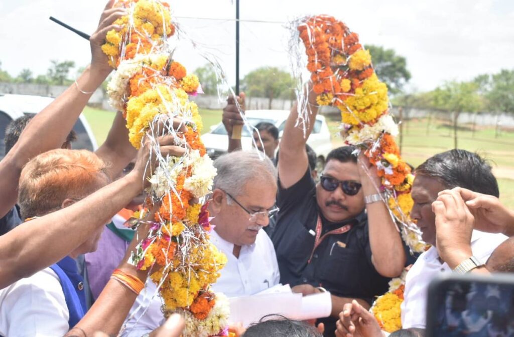 मुख्यमंत्री भूपेश बघेल ने सावन सोमवार के अवसर पर ग्राम भरदा के शिव मंदिर में की पूजा-अर्चना