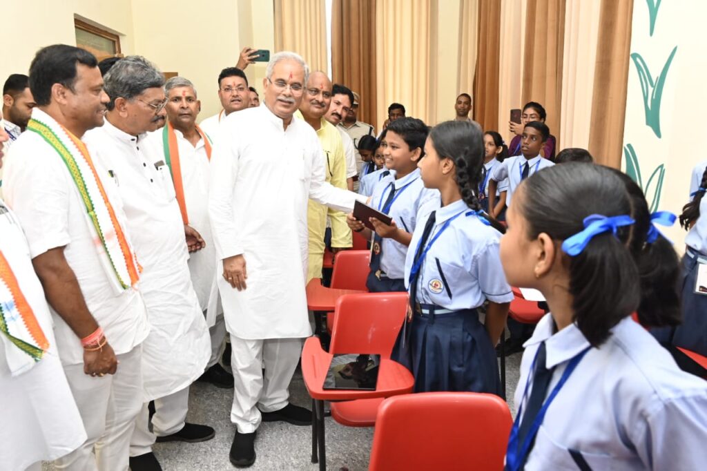 मुख्यमंत्री  भूपेश बघेल ने नवनिर्मित ई लाइब्रेरी के डिफ एंड डंब जोन में तकनीक का उपयोग करते हुए पढ़ाई कर रहे दिव्यांग बच्चों और प्रशिक्षकों से मिले।