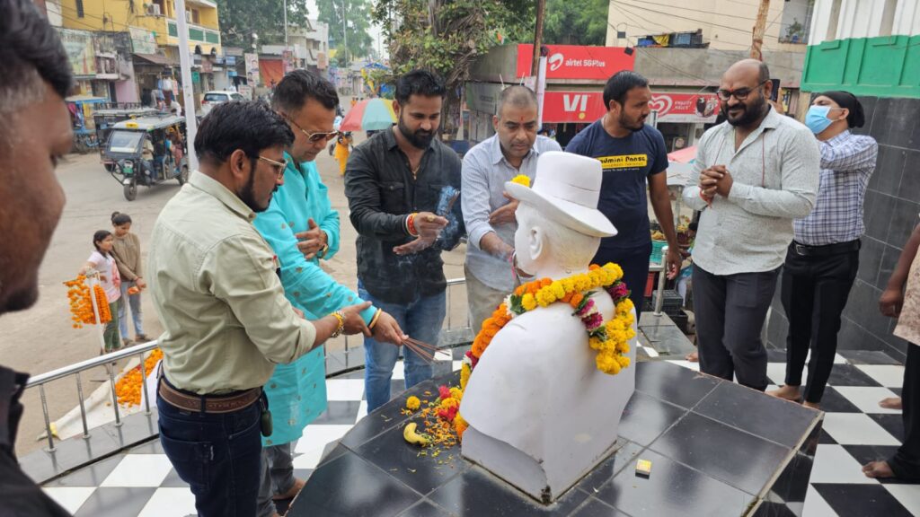 शहीद भगत सिंह चौक टिकरापारा में भगत सिंह जी जयंती के उपलक्ष में भगत सिंह जी की प्रतिमा पर माल्यार्पण कर उनको श्रद्धांजलि दी गई.इस कार्यक्रम में उपस्थित रायपुर नगर निगम के उपनेता प्रतिपक्ष मनोज वर्मा जी, भाजयुमो रायपुर सोशल मीडिया प्रभारी कृष्णा देवांगन जी,व्यापारी गण और उनके साथ अन्य कार्यकर्तागण उपस्थित रहें.