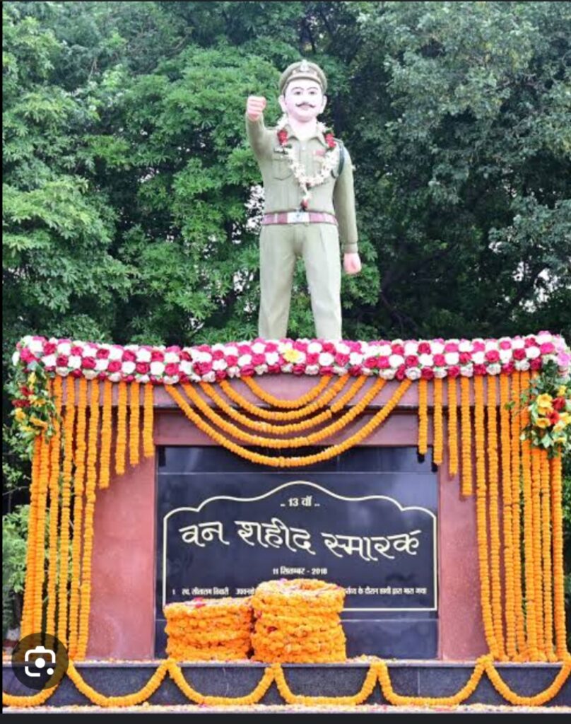 रायपुर : वन मंत्री श्री अकबर ने वन शहीद स्मारक में पुष्प चक्र अर्पित कर दी श्रद्धांजलि