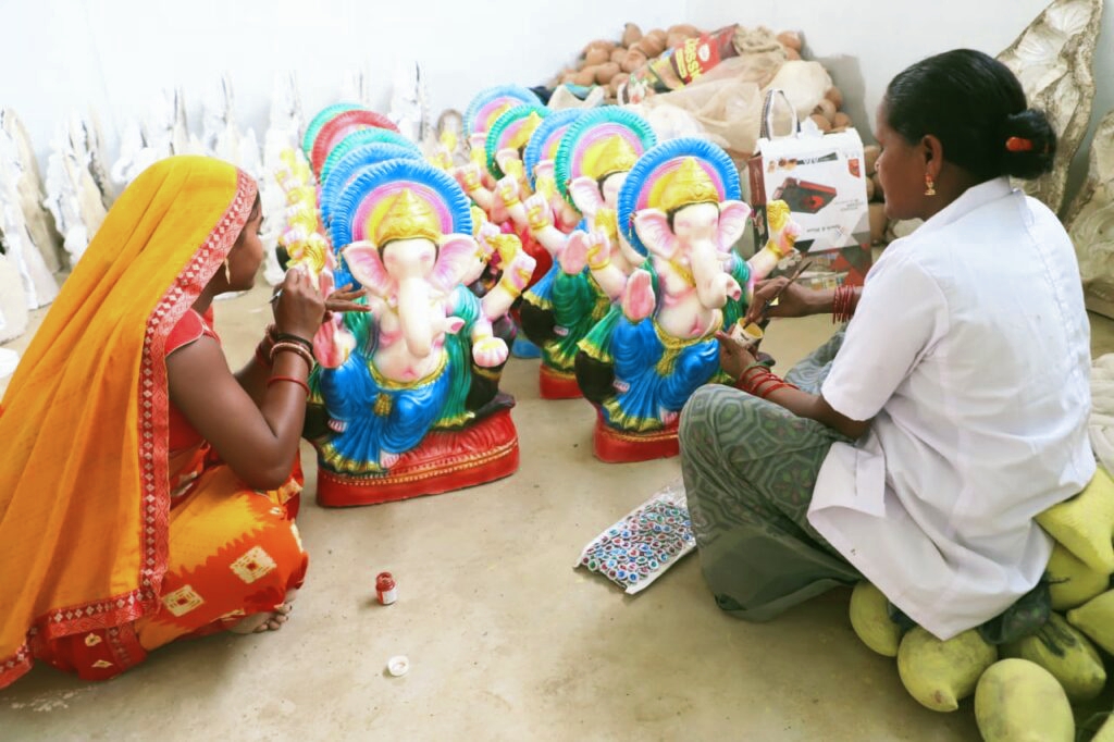 चन्द्रहासिनी समूह की दीदियों द्वारा निर्मित इकोफ्रेंडली गणपति विराजेंगे इस बार घरों और पंडालों में