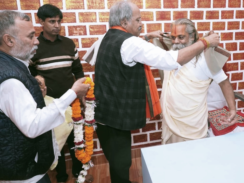 जीत के बाद बृजमोहन अग्रवाल अपने प्रतिद्वंदी महंत रामसुंदर दास से मिलने पहुंचे दुधाधारी मठ, चरण स्पर्श कर लिया आशीर्वाद