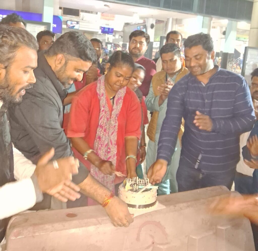 राजधानी में बढ़ती ठण्ड को मद्देनजर रखते हुए CPP की चेयरपर्सन त्याग की प्रतिमूर्ति श्रीमती सोनिया गांधी जी के जन्मदिन पर छत्तीसगढ युवा कांग्रेस प्रदेश अध्यक्ष श्री आकाश शर्मा जी के नेतृत्व में रायपुर रेलवे स्टेशन पर जरूरतमंदो को कंबल वितरण किया जिसमें मुख्य रूप से प्रदेश युवा कांग्रेस के साथी जिला के साथी पश्चिम अध्यक्ष आजाद वर्मा रायपुर उत्तर विधानसभा कार्यकारी अध्यक्ष नवाज खान युवा कांग्रेस के सभी साथी उपस्थित रहे I