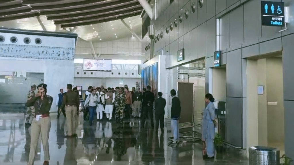 प्रवेक्षक पहुंचे रायपुर, सीएम फेस पर सस्पेंस आज होगा खत्म! विधायक दल की बैठक के बाद छत्तीसगढ़ को मिलेगा नया मुख्यमंत्री