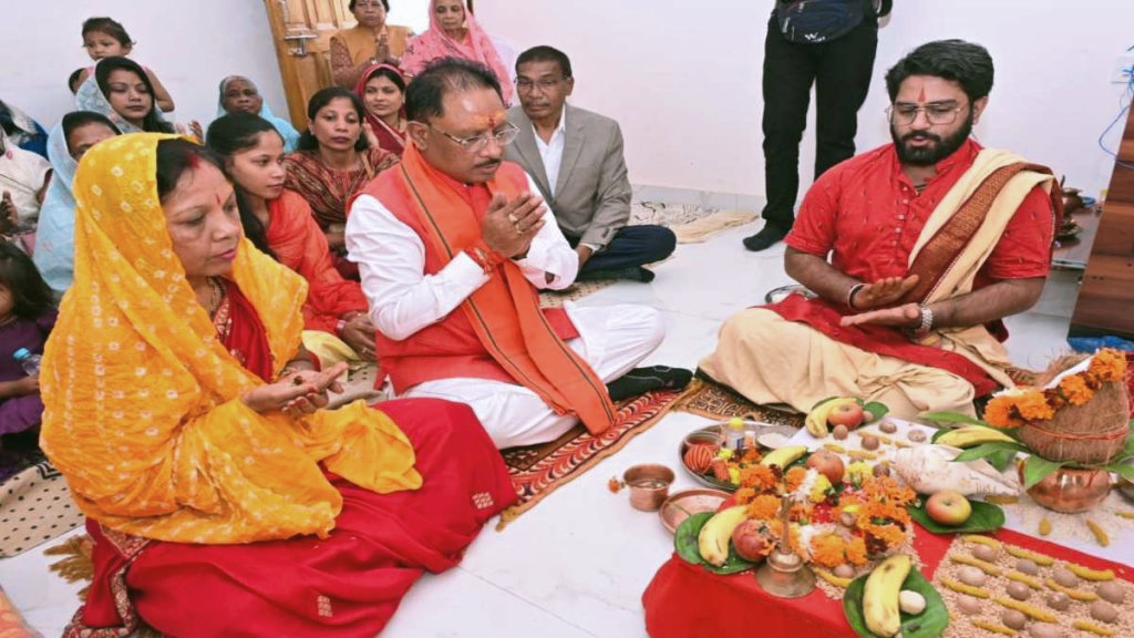 शपथ ग्रहण से पहले मुख्यमंत्री विष्णुदेव साय ने परिजनों के साथ घर में की पूजा
