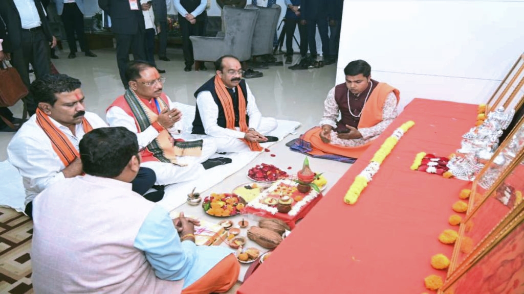 नए मुख्यमंत्री ने संभाला काम काज  विष्णुदेव साय ने मंत्रालय में की विधिवत पूजा अर्चना, अफसरों से लिया परिचय
