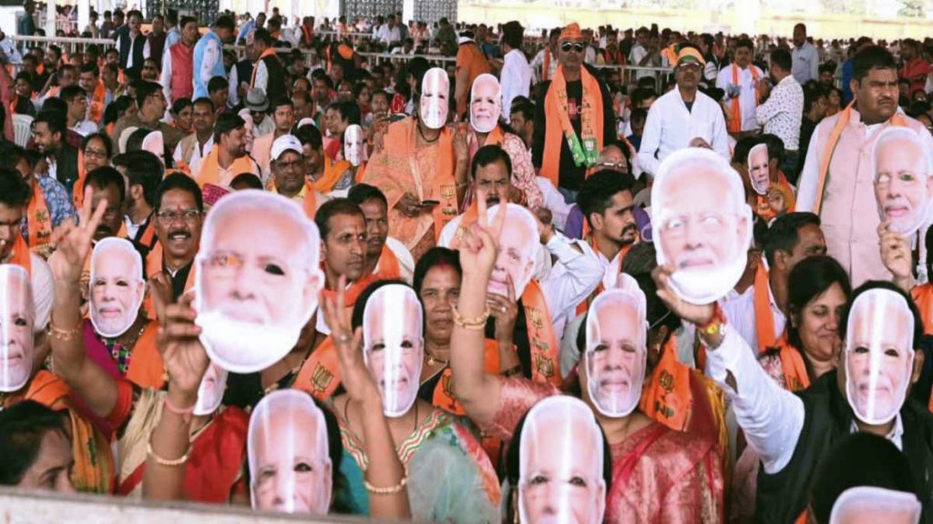 शपथ ग्रहण समारोह में दिखा महिलाओं का उत्साह  मोदी का मुखौटा लगाकर आई महिलाएं, हजारों की संख्या में उपस्थित होकर सीएम का बढ़ाया उत्साह