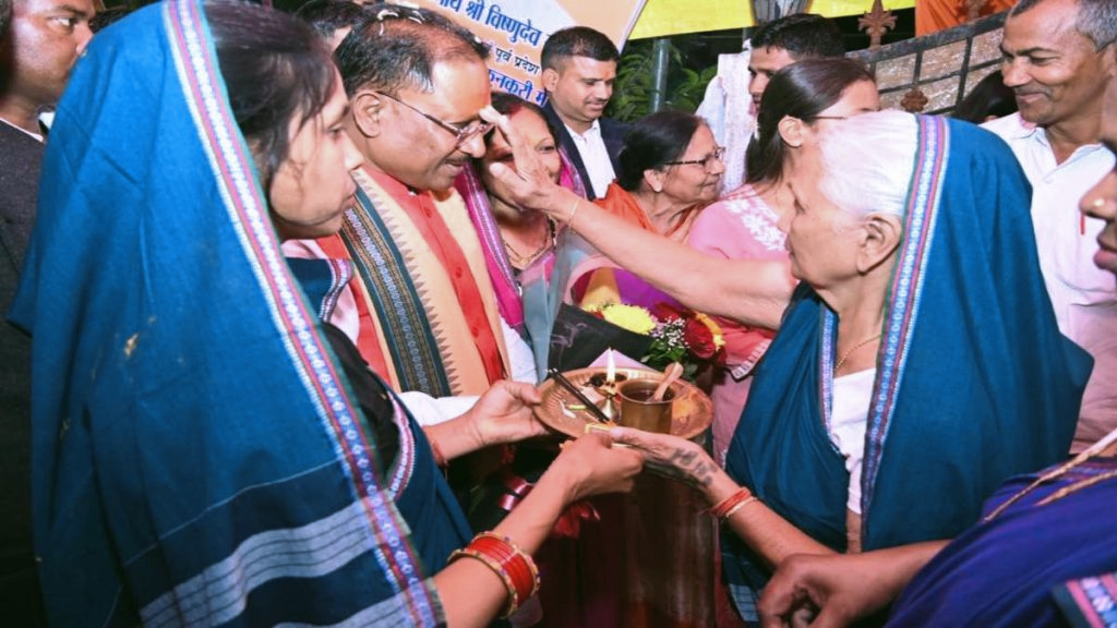 मुख्यमंत्री विष्णुदेव साय ने मंत्रालय में किया कार्यभार ग्रहण, घर लौटने पर मां, पत्नी सहित परिजनों ने किया स्वागत