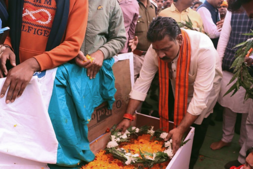 शहीद के परिजनों को ढांढस बंधाने पहुंचे डिप्टी CM शर्मा, कहा घटना में जो दोषी है, वो जंगल के किसी भी कोने में क्यों ना हो, छूटेंगे नहीं