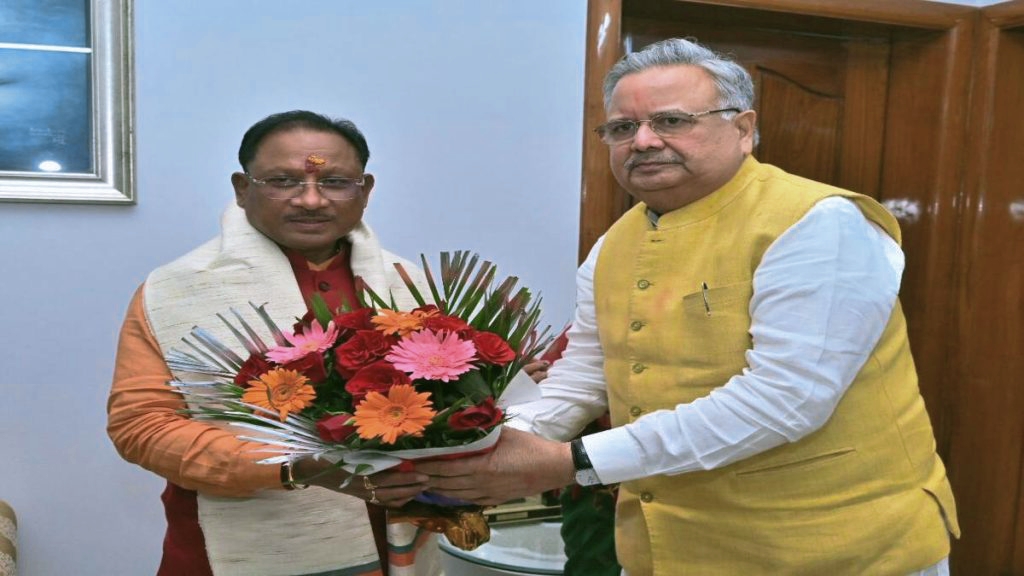 पूर्व सीएम रमन सिंह से उनके निवास में मुख्यमंत्री साय ने की मुलाकात