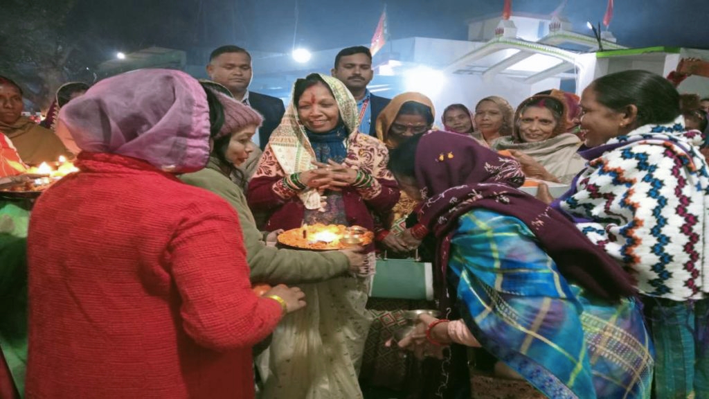 गृह ग्राम पहुंचीं सीएम साय की पत्नी, ग्रामीणों ने ढोल-नगाड़ों से किया भव्य स्वागत, कौशल्या साय बोलीं पूरे प्रदेश का होगा विकास