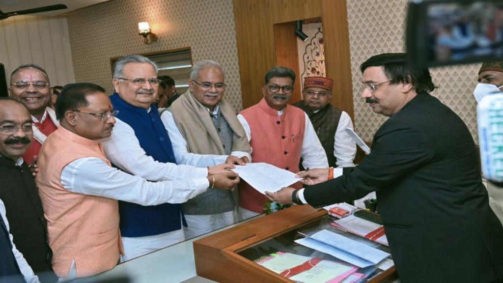 पूर्व CM भूपेश बघेल और नेता प्रतिपक्ष चरणदास महंत बने डॉ. रमन सिंह के प्रस्तावक, निर्विरोध चुने जाएंगे विधानसभा अध्यक्ष