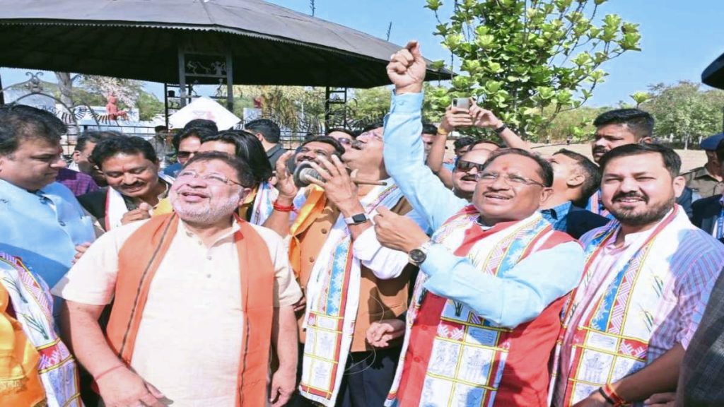 CM विष्णु देव साय ने किया ‘पतंग उत्सव‘ का शुभारंभ, नेताओं ने जमकर लड़ाए पेंच