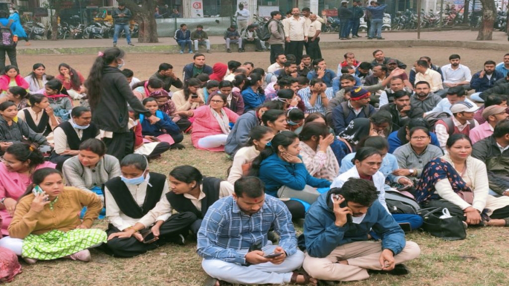 रायपुर AIIMS में 500 ठेका कर्मचारियों ने किया काम बंद, प्रबंधन पर लगाया आरोप, कहा परमानेंट भर्ती के बाद संविदा कर्मियों को दिखाया जा रहा बाहर का रास्ता, OPD सेवाएं पड़ी ठप