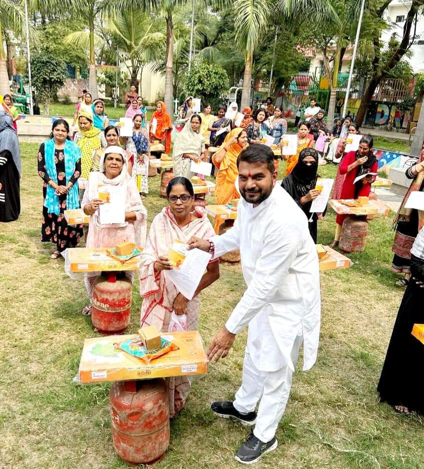 पंडित रविशंकर शुक्ल वार्ड में पार्षद एवं एमईसी सदस्य द्वारा उज्जवला गैस योजना के अंतर्गत आज वार्ड के कुछ परिवारों को गैस चूल्हा रेगुलेटर एवं पाइप का वितरण किया गया