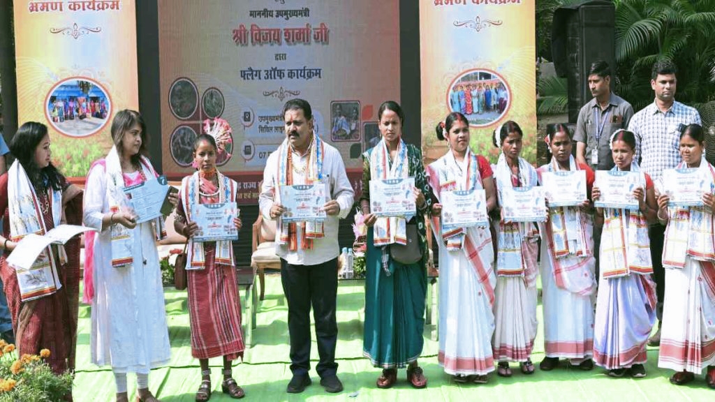 स्व-सहायता समूह की दीदियों ने पहली बार की हवाई यात्रा, राष्ट्रपति द्रौपदी मुर्मू से करेंगी मुलाकात, डिप्टी सीएम शर्मा ने किया रवाना