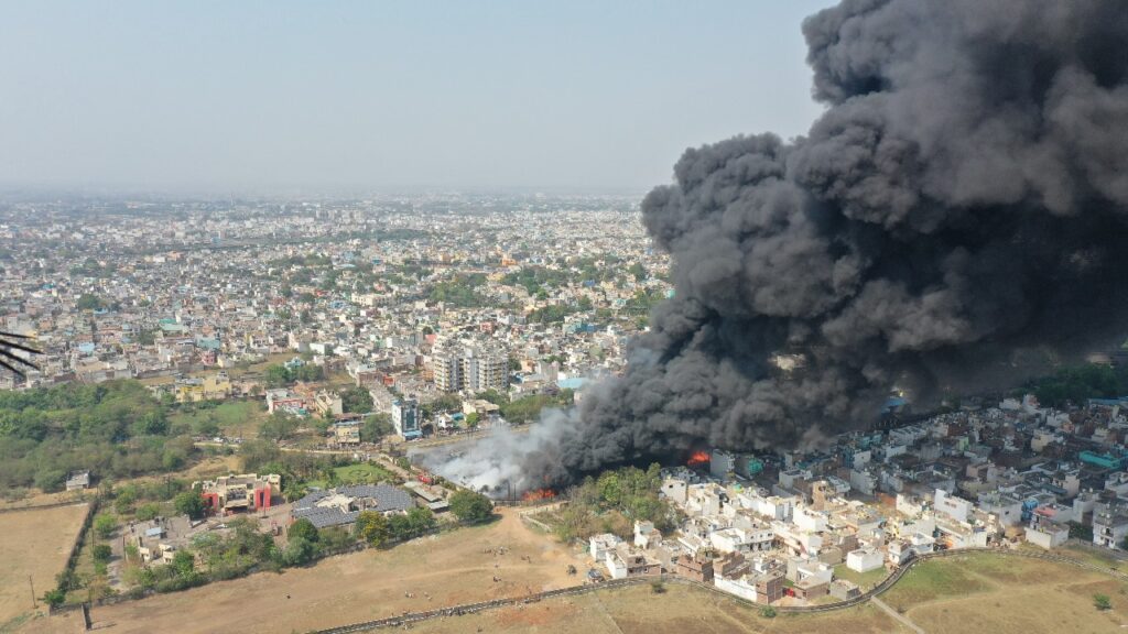 बिजली दफ्तर में लगी आग, ट्रांसफॉर्मर हो रहे ब्लॉस्ट, घर, दुकान और दफ्तरों को कराया खाली,