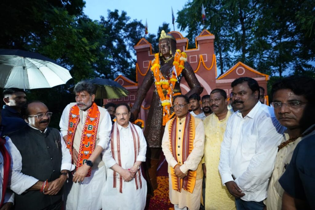 केंद्रीय स्वास्थ्य मंत्री  जगत प्रसाद नड्डा ने वीरांगना रानी दुर्गावती की प्रतिमा पर किया माल्यार्पण