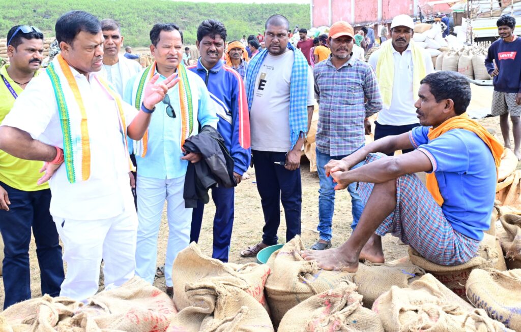 प्रदेश के सभी धान खरीदी केंद्रों में गए कांग्रेस के नेता पीसीसी अध्यक्ष दीपक बैज बस्तर, पूर्व मुख्यमंत्री भूपेश बघेल खरोरा-माठ, पूर्व उपमुख्यमंत्री टी.एस. सिंहदेव महासमुंद पिथौरा गये