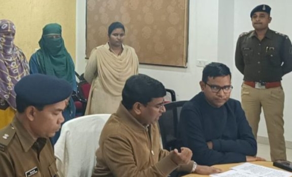 रेप और छेड़छाड़ के झूठे मामलें में फसाने की देते थे धमकी,