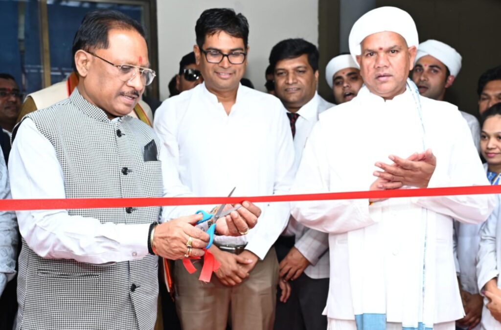 मुख्यमंत्री विष्णु देव साय ने रावतपुरा सरकार इंस्टीट्यूट ऑफ मेडिकल साइंसेस के नवीन भवन का किया लोकार्पण