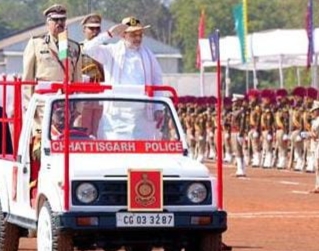 केन्द्रीय गृह एवं सहकारिता मंत्री अमित शाह ने आज अपने छत्तीसगढ़ दौरे के पहले दिन रायपुर में छत्तीसगढ़ पुलिस को ‘प्रेसिडेंट कलर’ प्रदान किया