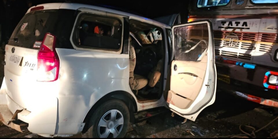 कार और ट्रक के बीच हुई भिड़ंत, 6 लोगो की मौत, 7 गंभीर घायल,