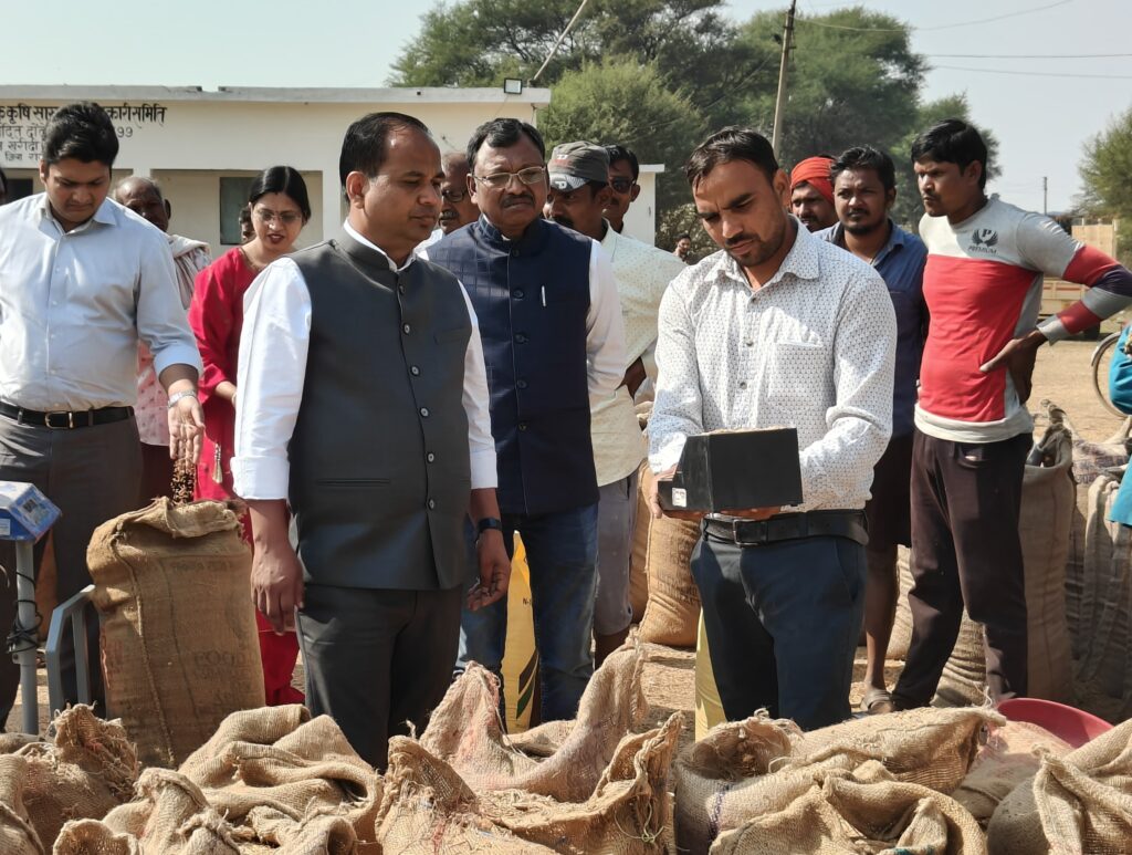 कलेक्टर-एसपी ने किया धान खरीदी केंद्र का निरीक्षण