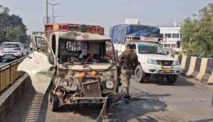 एक्सप्रेसवे पर ब्रेकडाउन होकर ख़डी टाटा एस पर पीछे से तेज रफ्तार आ रही तीन वाहनों की टक्कर.