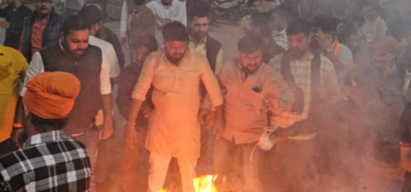 राहुल गांधी व मालिककार्जुन खरगे का पुतला भाजयुमो ने जलाया।