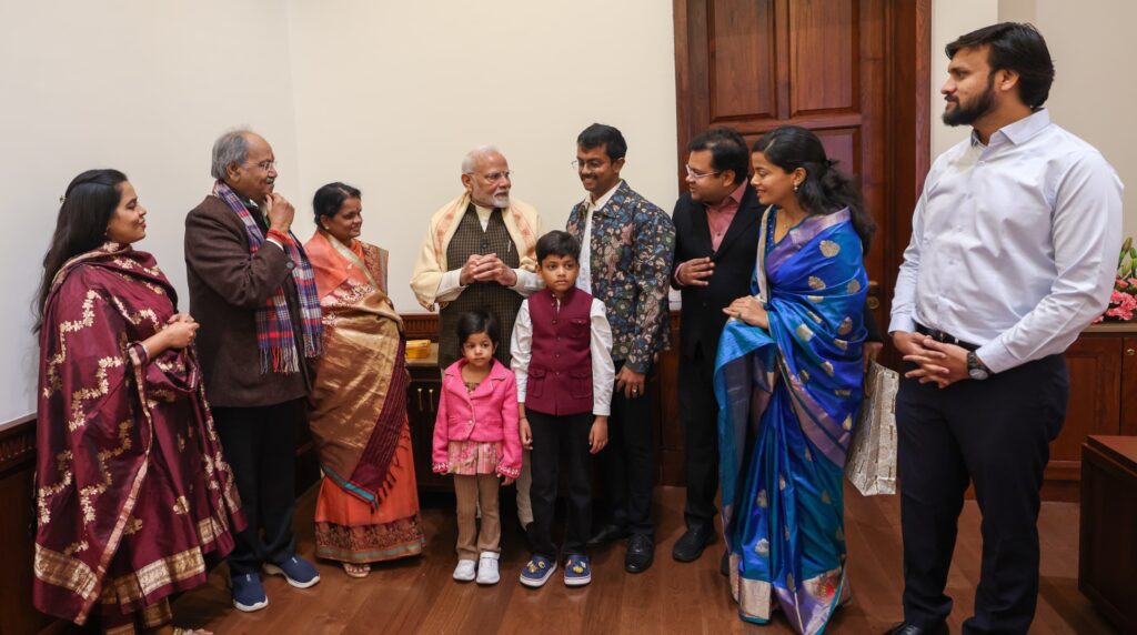 सांसद बृजमोहन अग्रवाल ने परिवार के साथ आज नई दिल्ली में प्रधानमंत्री नरेंद्र मोदी से सौजन्य भेंट की